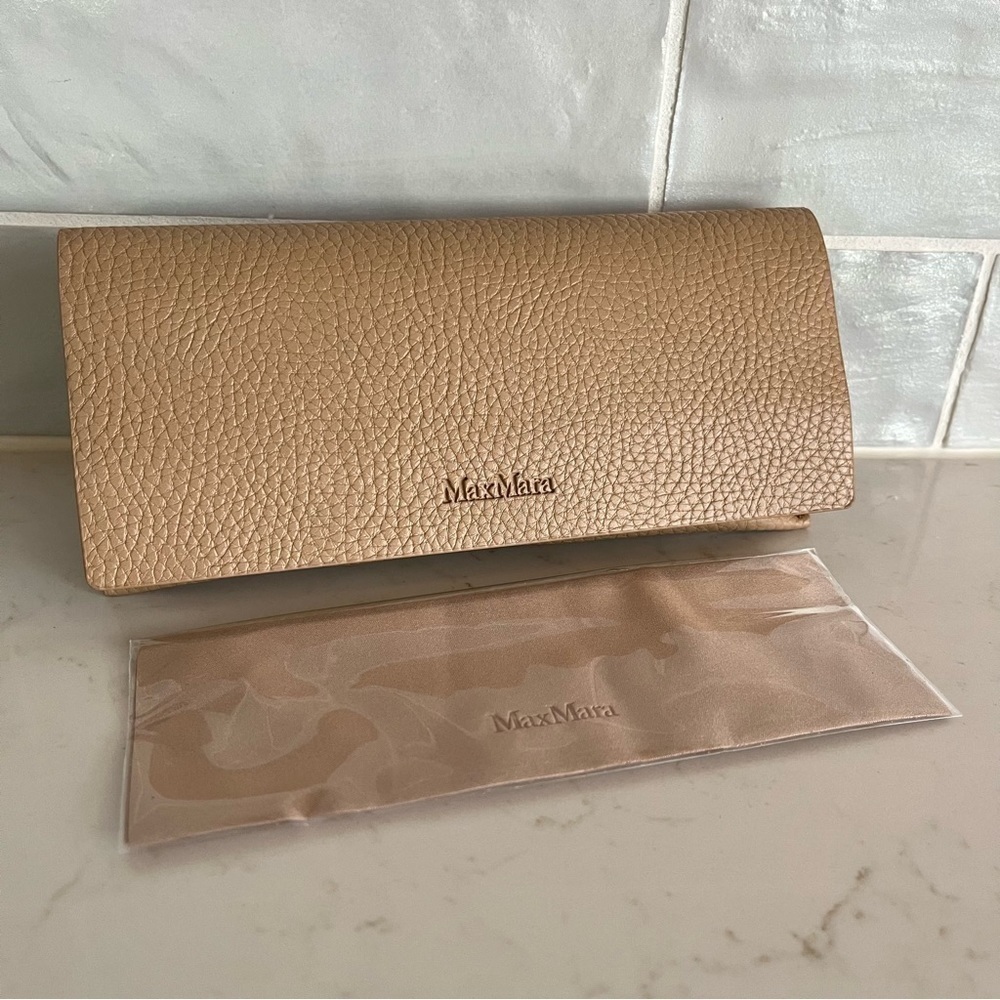 NEW MaxMara Tan Pebbled Leather Fold-Over Magnetic Close Sunglass Case & Cloth